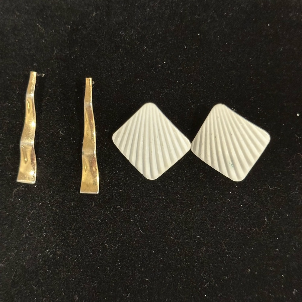 Gold Tone Bar Earrings & White Textured Square Clips Set